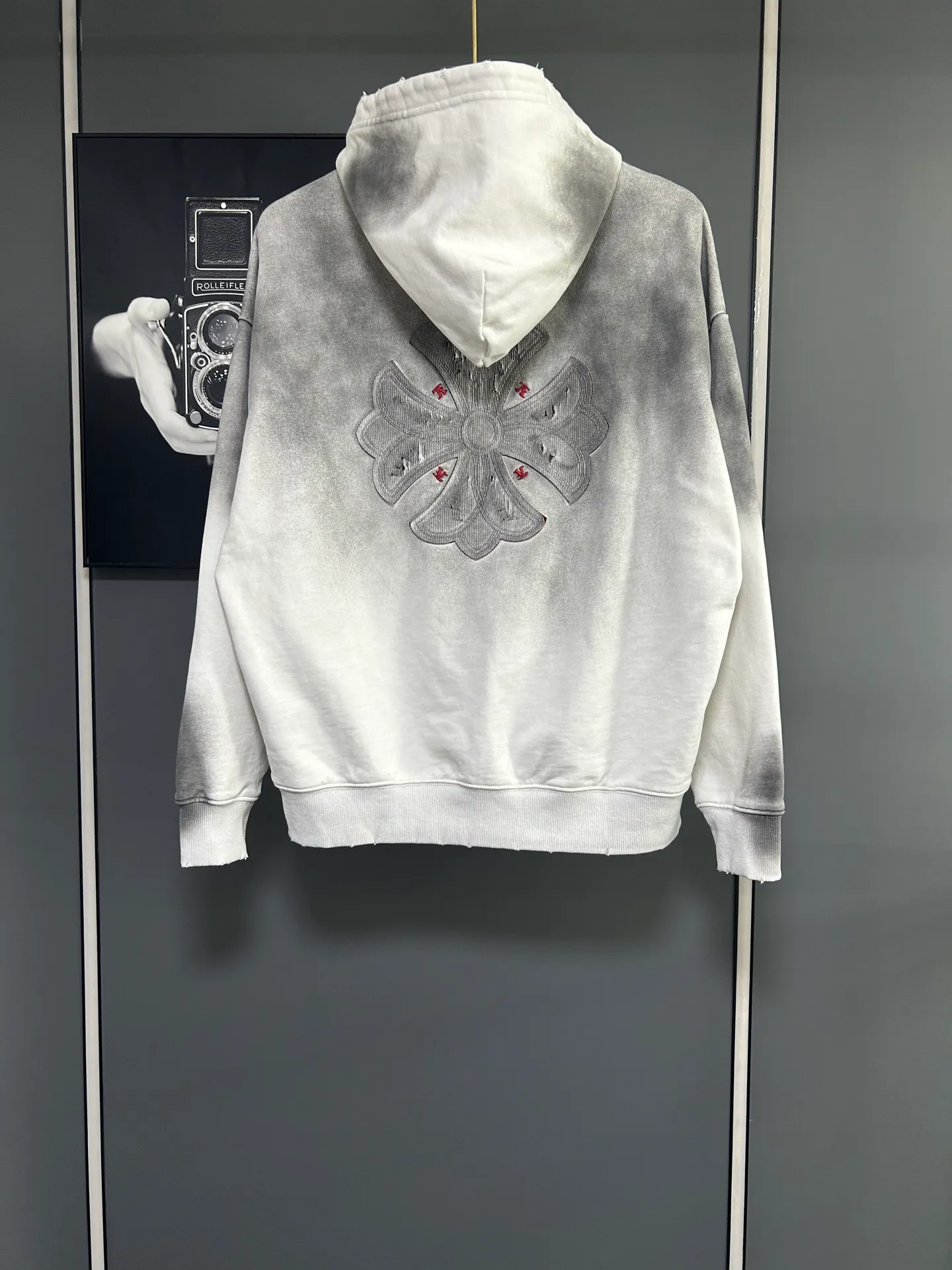 P310 𝗖𝗵𝗿𝗼𝗺𝗲 𝗛𝗲𝗮𝗿𝘁𝘀/Cro Heart 2025 Cross Patch Embroidery Summer New Original Single Counter American Acid Washed Distressed Laser Burnt Patch Embroidery Couple Casual Hooded Sweatshirt 👑The highest version! Customized fabric 440g tripe terry fabric! American acid-washed and distressed original fabric laser burnt ✟appliqué embroidery and exquisite embroidery of letters! The best-selling model at the counter. It is very comfortable to wear. It is low-key yet luxurious. It is very classy when worn. The large size and tailoring are needless to say. The upper body is exquisite and vivid. 👍High-end first-class materials. A truly palace-level product. The cotton from Turkey is of outstanding quality. After heavy washing, the clothes are very soft! Not picky, the upper body is absolutely stylish and extremely luxurious. Auxiliary materials: The original model has been authenticated and labeled ➕100% silk washed with water label. Genuine purchase-grade original hangtag➕matching hanging rope➕3D hanging beads➕original packaging bag. Craftsmanship: The original version has consistent wiring! The highest version of the armhole matching technique! Countless times of pattern making to 100% restore the original appearance! The correct version is the same for men and women, super eye-catching, super good-looking, and super atmospheric! Color: black, white and gray Size, XS S M L